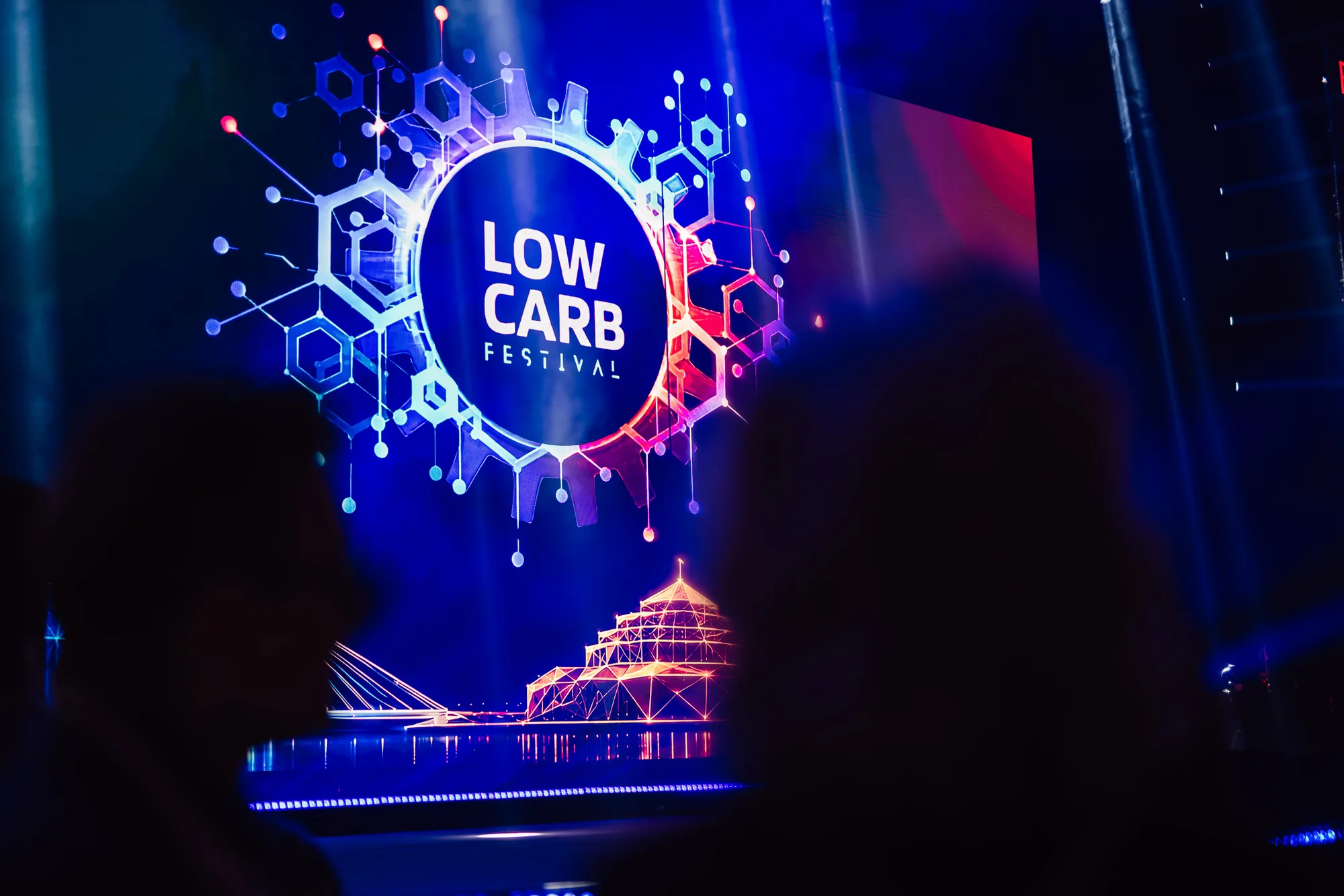 Scena z logo Low Carb Festival 2026