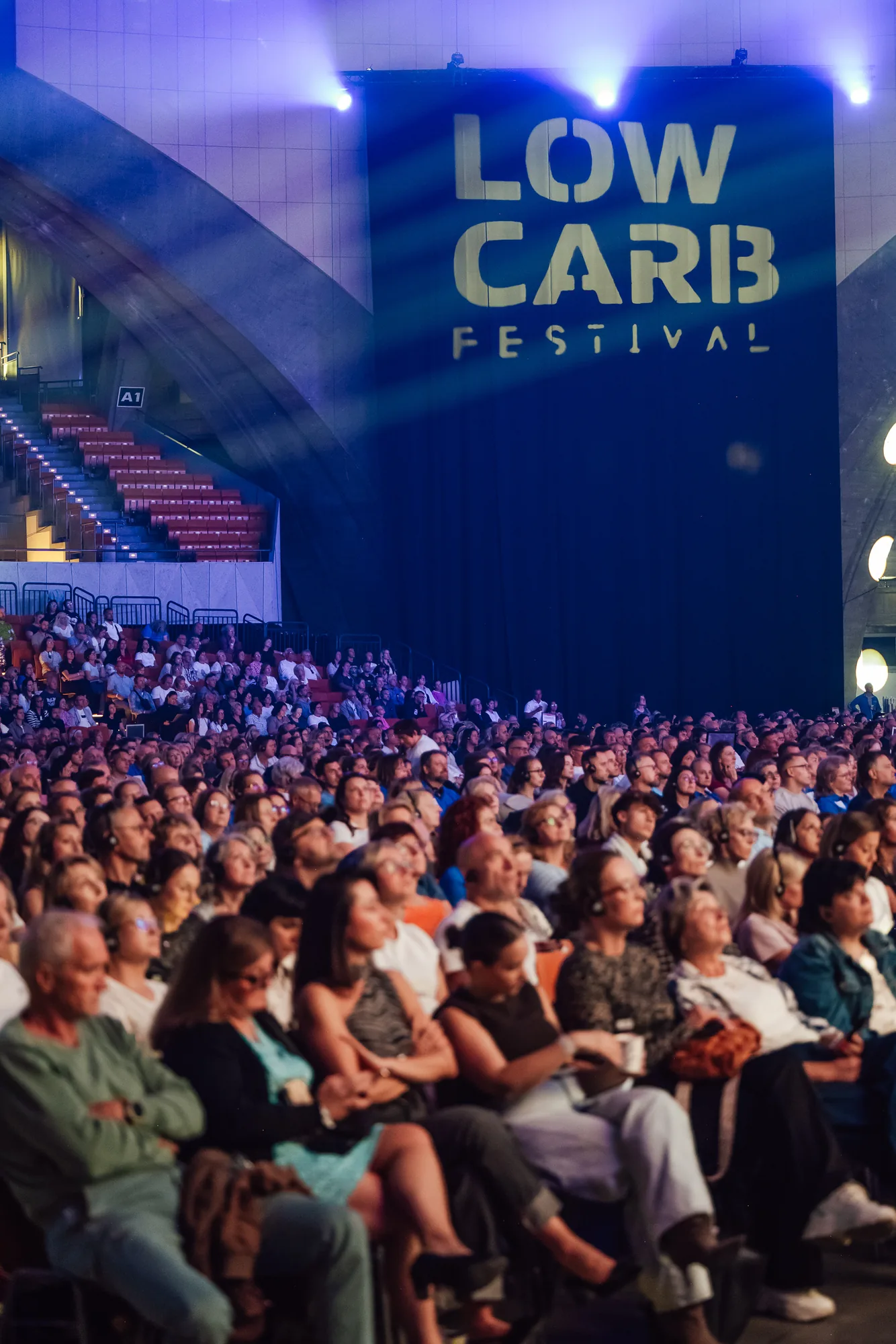 Publiczność pod bannerem Low Carb Festival
