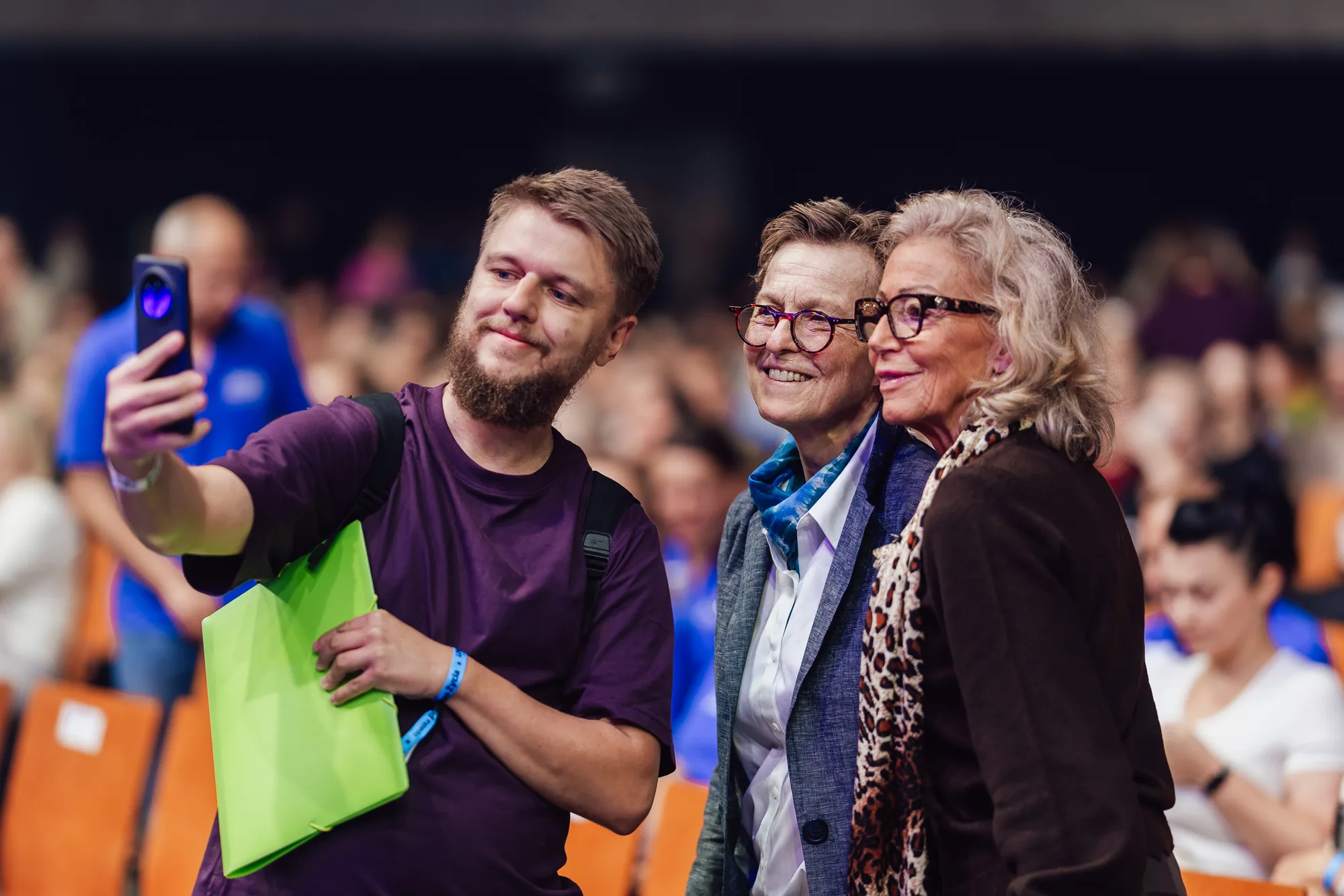 Uczestniczka robiąca zdjęcie z prelegentami