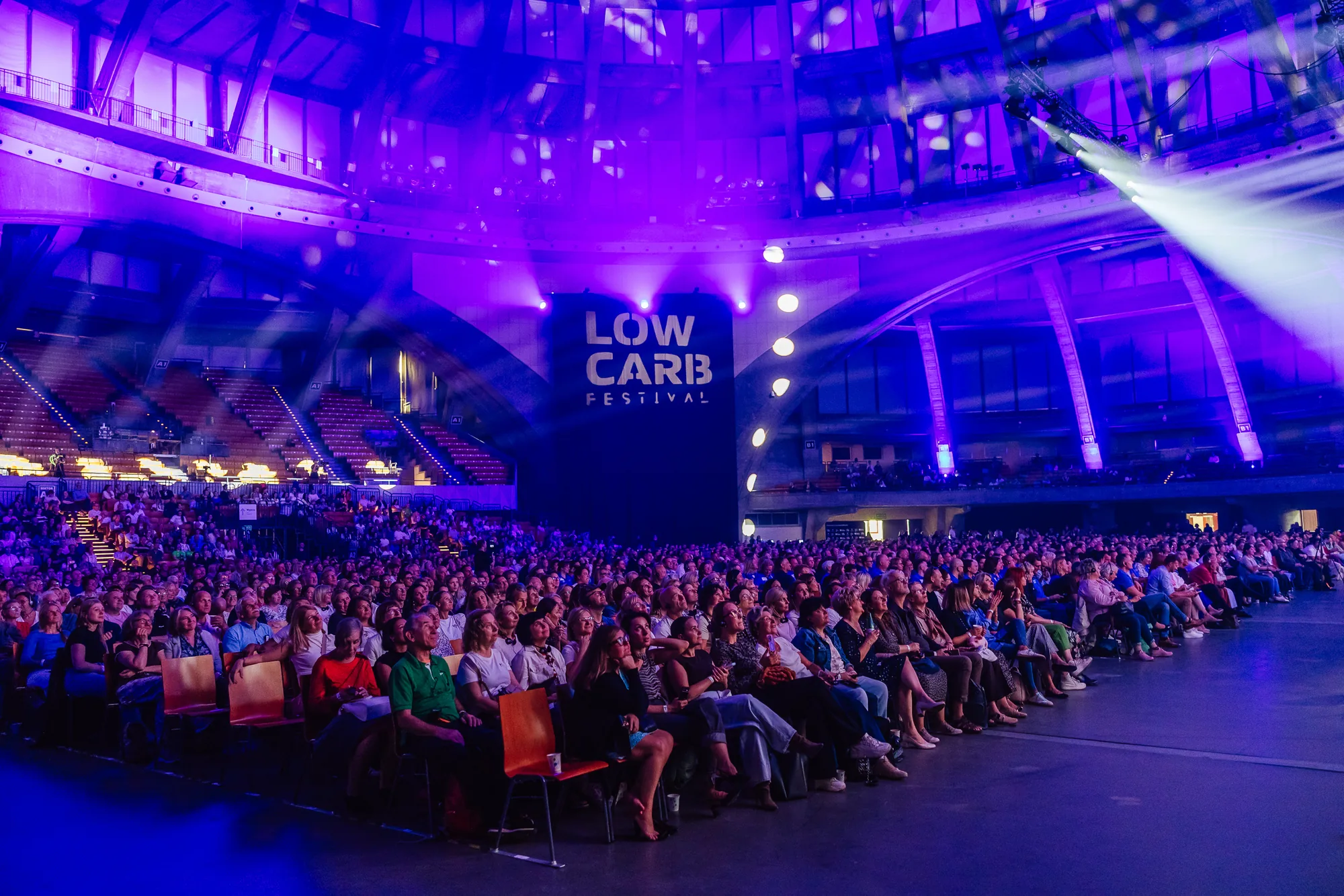 Wypełniona sala z brandingiem Low Carb Festival